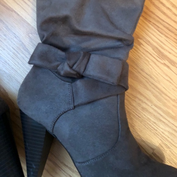 Apt. 9 Grey boots 7 - Picture 4 of 7